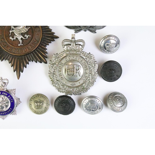 199 - A collection of British police force kings crown & queens crown helmet badges and buttons to include... 