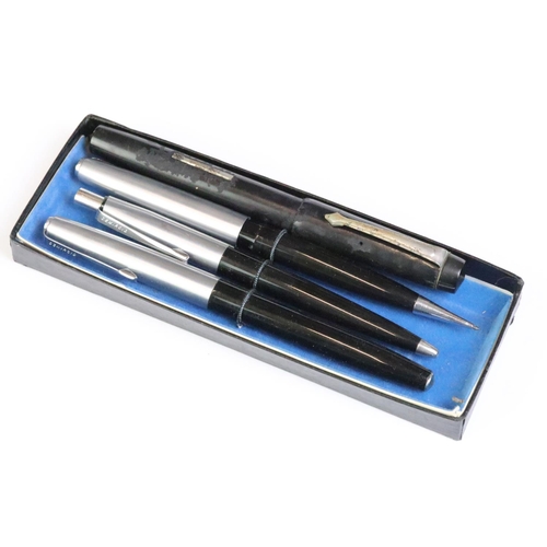 234 - A collection of vintage fountain pens, ballpoint pens and pencils to include Parker examples.