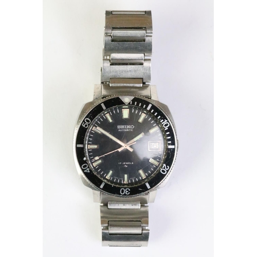 267 - A vintage gents Seiko automatic 17 jewel sports watch with black rotating bezel and date function to... 