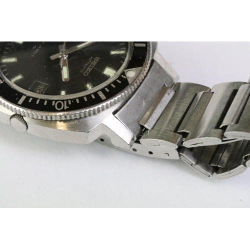 267 - A vintage gents Seiko automatic 17 jewel sports watch with black rotating bezel and date function to... 