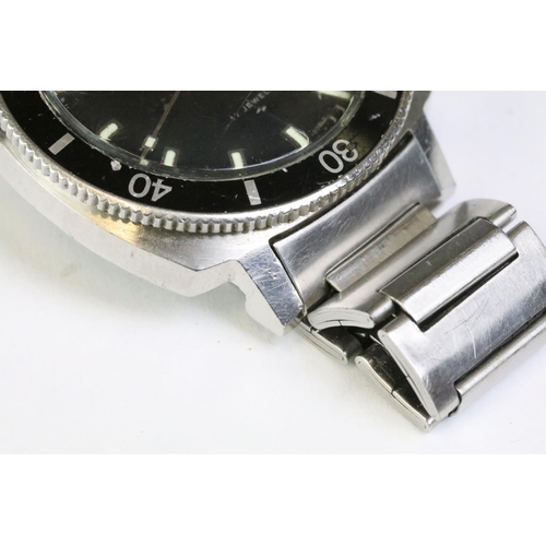 267 - A vintage gents Seiko automatic 17 jewel sports watch with black rotating bezel and date function to... 