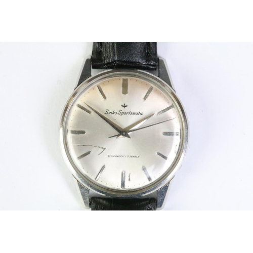 270 - A vintage gents Seiko Sportsmatic diashock 17 jewel wristwatch with silvered dial and baton markers,... 