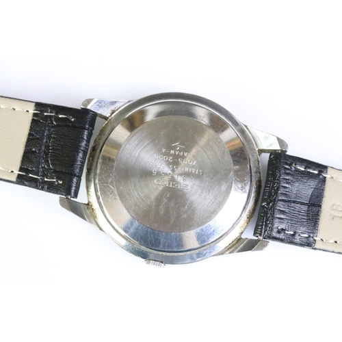 270 - A vintage gents Seiko Sportsmatic diashock 17 jewel wristwatch with silvered dial and baton markers,... 