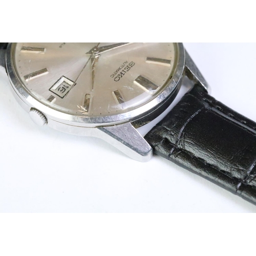 270 - A vintage gents Seiko Sportsmatic diashock 17 jewel wristwatch with silvered dial and baton markers,... 