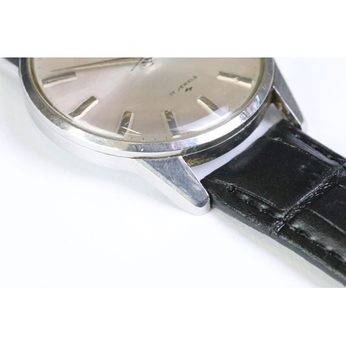 270 - A vintage gents Seiko Sportsmatic diashock 17 jewel wristwatch with silvered dial and baton markers,... 