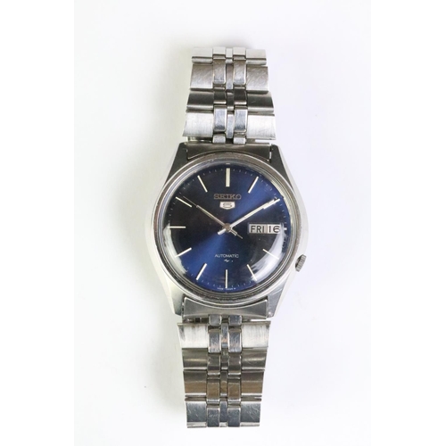 272 - A Seiko 5 automatic gents wristwatch with dark blue dial, baton markers, day & date function to 3 o'... 