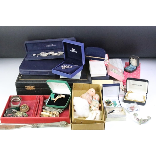 277 - A group of mixed collectables to include vintage jewellery boxes, costume jewellery, razor blades, d... 