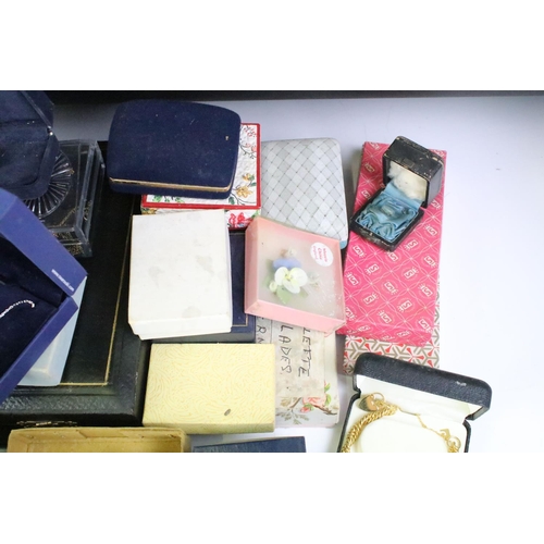 277 - A group of mixed collectables to include vintage jewellery boxes, costume jewellery, razor blades, d... 