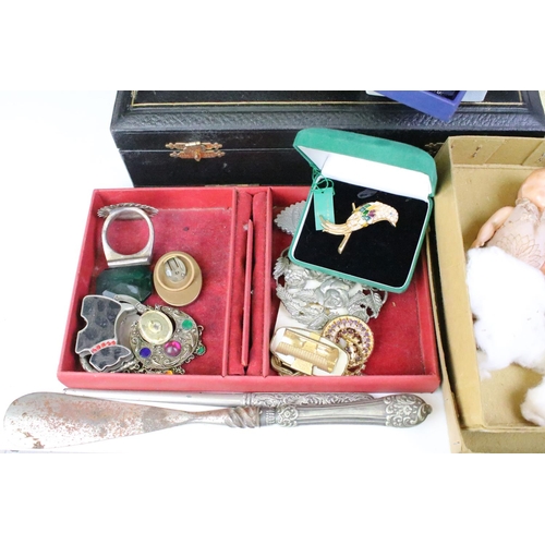 277 - A group of mixed collectables to include vintage jewellery boxes, costume jewellery, razor blades, d... 