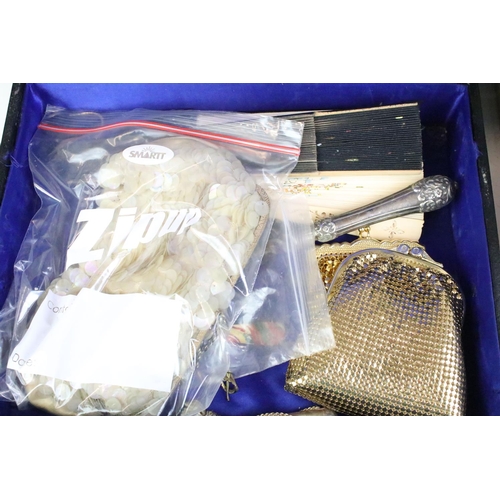 277 - A group of mixed collectables to include vintage jewellery boxes, costume jewellery, razor blades, d... 