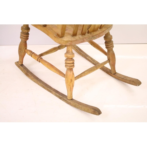 517 - Windsor rocking chair with carved splat back (approx 103cm high), together with five further chairs,... 