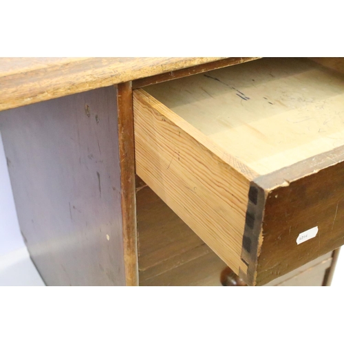 572 - Mid century mahogany twin pedestal desk with leather inset top, above an arrangement of eight drawer... 