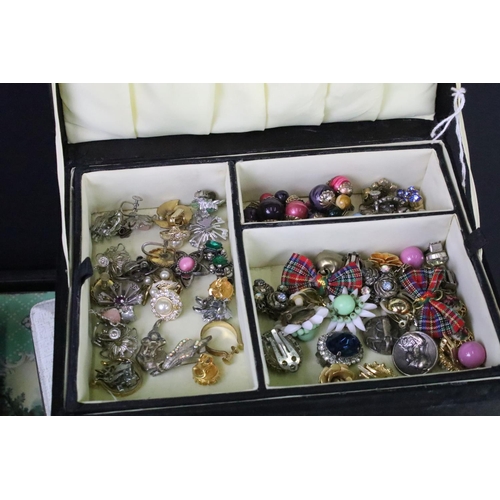 279 - A collection of mainly vintage costume jewellery to include rings, necklaces, beads, brooches....etc... 