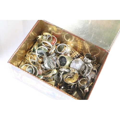 279 - A collection of mainly vintage costume jewellery to include rings, necklaces, beads, brooches....etc... 