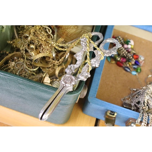 280 - A large collection of mixed costume jewellery contained within 5 boxes.