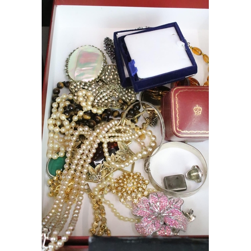 285 - Collection of ladies costume jewellery to include Swarovski crystal set brooch and matching earrings... 