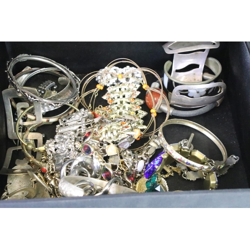 286 - A collection of mixed costume jewellery to include beaded necklaces and a quantity of white metal br... 