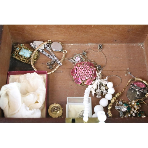 287 - A small group of mixed costume jewellery to include a gents wristwatch and a gold pendant, contained... 