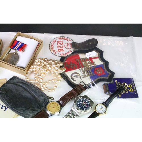 288 - A box of mixed collectables to include wristwatches, pocket watches, world war two medals...etc..