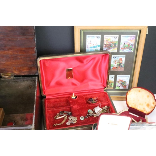 290 - A group of mixed collectables to include costume jewellery, wristwatches, coins...etc..