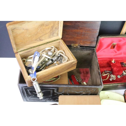 290 - A group of mixed collectables to include costume jewellery, wristwatches, coins...etc..