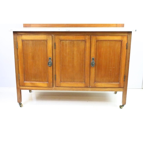 562 - Victorian mahogany washstand, with marble top and marble back above an arrangement of three cupboard... 