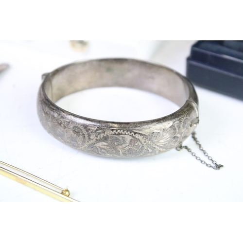 302 - A small group of mixed collectables to include a hallmarked silver cuff bangle, 14ct gold bracelet, ... 