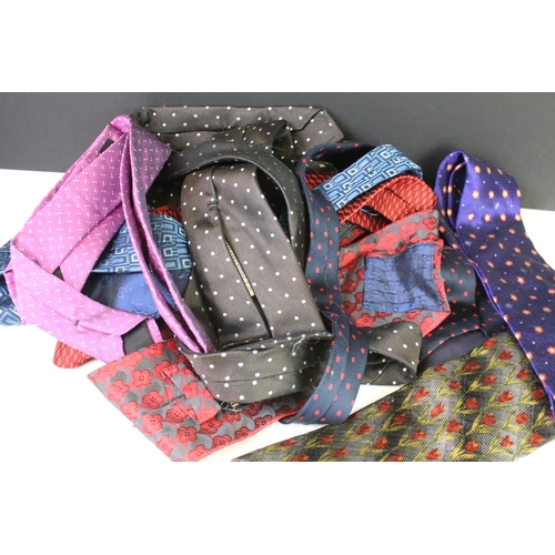 306 - A collection of gents neck ties to include silk examples by Ralph Lauren and Paul Smith...etc..