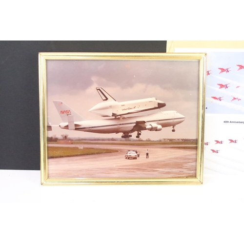 307 - A small group of aviation collectables to include Concorde tie pin, framed space shuttle photograph,... 