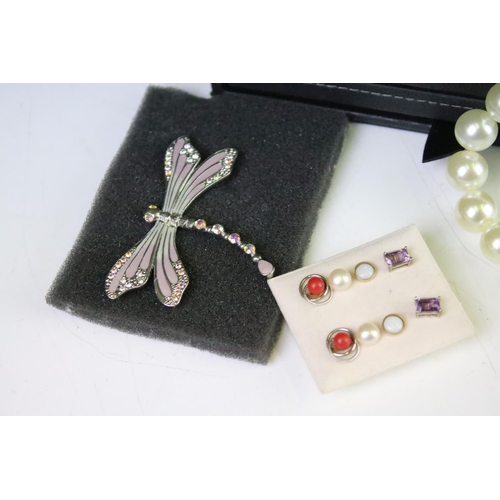 312 - A small collection of jewellery to include a pair of 9ct gold earrings and a dragonfly brooch.