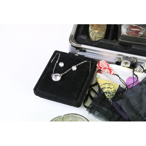 322 - A collection of mainly contemporary mixed costume jewellery contained within an aluminium case.