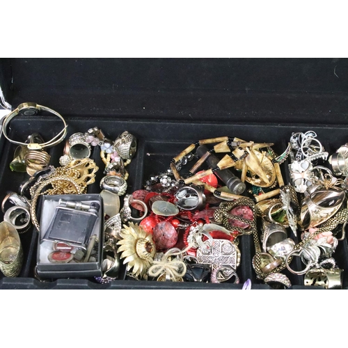 322 - A collection of mainly contemporary mixed costume jewellery contained within an aluminium case.