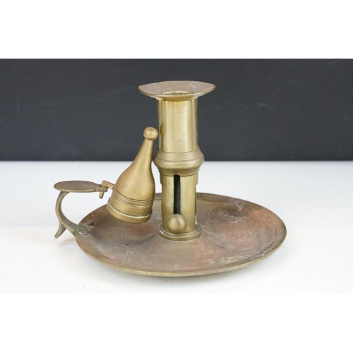 364 - A small group of mixed collectables to include brass candlesticks, copper kettle, candlestick teleph... 