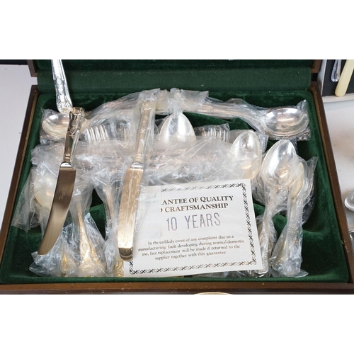 391 - A canteen of silver plated cutlery within original packaging, together with a quantity of mixed silv... 