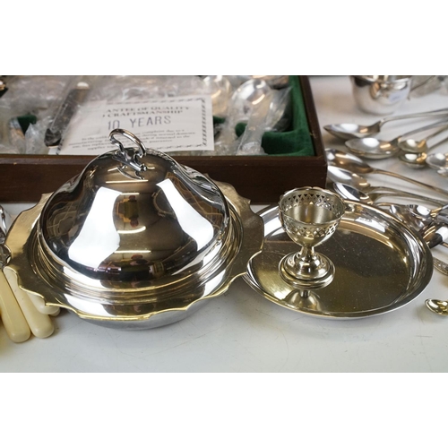 391 - A canteen of silver plated cutlery within original packaging, together with a quantity of mixed silv... 