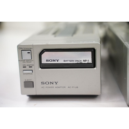 400 - Sony Trinicon HVC-2000P video camera in case, with instructions, a Sony Tuner Timer TT-F1UB, with in... 