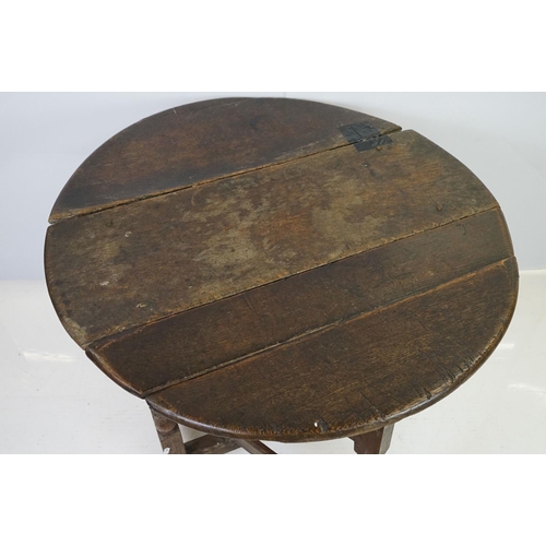 539 - 18th / 19th century oak drop leaf table of oval form on tuned legs, 6cm high x 97cm wide 89cm deep