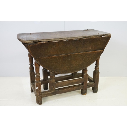 539 - 18th / 19th century oak drop leaf table of oval form on tuned legs, 6cm high x 97cm wide 89cm deep