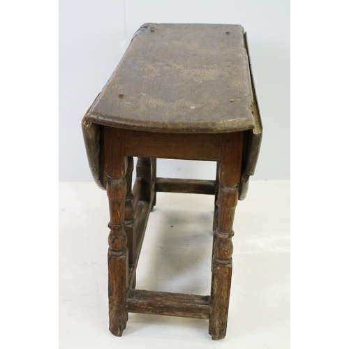 539 - 18th / 19th century oak drop leaf table of oval form on tuned legs, 6cm high x 97cm wide 89cm deep