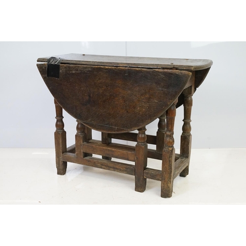 539 - 18th / 19th century oak drop leaf table of oval form on tuned legs, 6cm high x 97cm wide 89cm deep