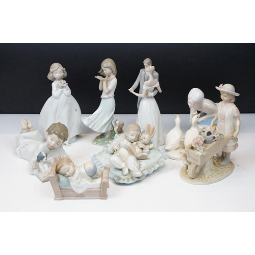 114 - Collection of porcelain figures to include Lladro (6791 Taking a Snooze, 8121 Whispering Breeze, 810... 