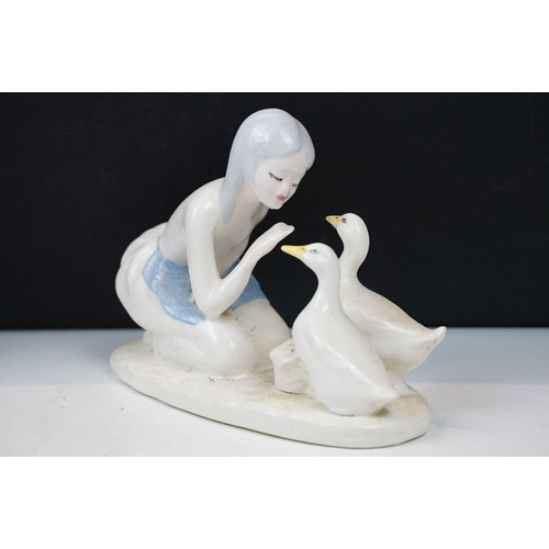 114 - Collection of porcelain figures to include Lladro (6791 Taking a Snooze, 8121 Whispering Breeze, 810... 