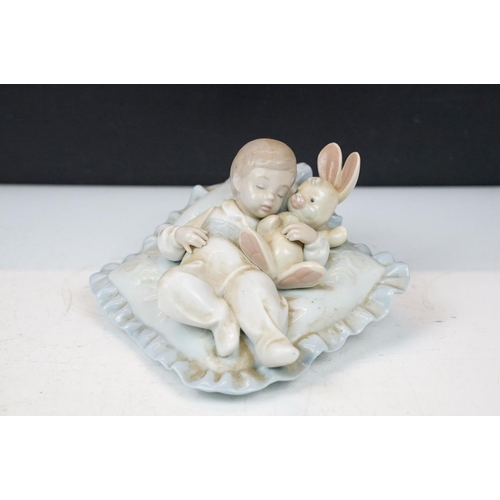 114 - Collection of porcelain figures to include Lladro (6791 Taking a Snooze, 8121 Whispering Breeze, 810... 