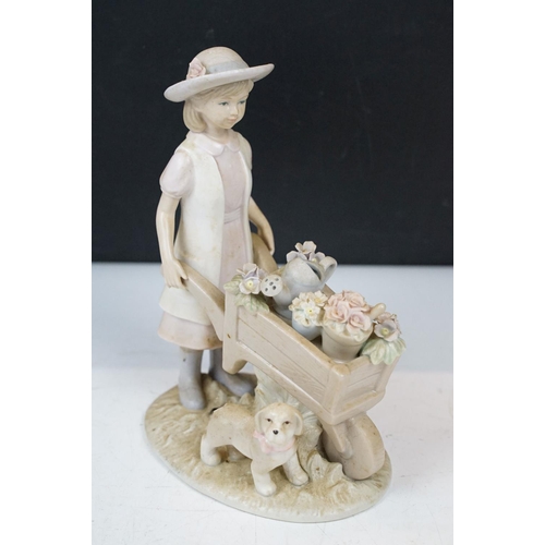 114 - Collection of porcelain figures to include Lladro (6791 Taking a Snooze, 8121 Whispering Breeze, 810... 