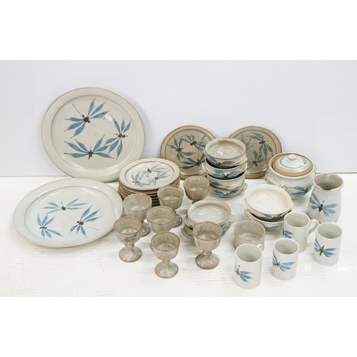 117 - Alan Pett Harefield pottery tea ware, dinnerware & ceramics with blue butterfly or leaf decoration, ... 