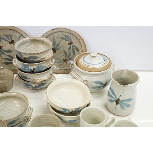 117 - Alan Pett Harefield pottery tea ware, dinnerware & ceramics with blue butterfly or leaf decoration, ... 