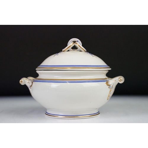 89 - 19th Century Wedgwood tureen having twin handles with moulded twin handles and link design handle to... 