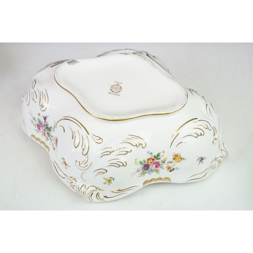 89 - 19th Century Wedgwood tureen having twin handles with moulded twin handles and link design handle to... 
