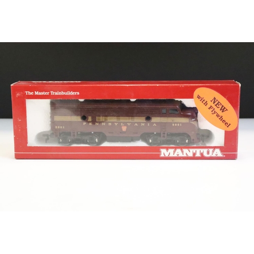 54 - Three boxed Mantua HO gauge locomotives to include No 357-520 PRR 4-4-2 Atlantic w/tender, 369-020 P... 