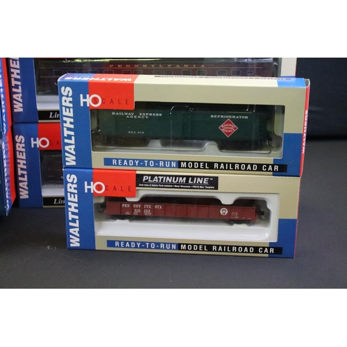 70 - 26 Boxed Walthers HO gauge items of rolling stock to include 932-9650 1953 Era PRR Broadway LTD Budd... 